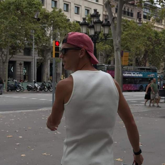 Dani Olmo por las calles de Barcelona / Instagram Dani Olmo por las calles de Barcelona / Instagram