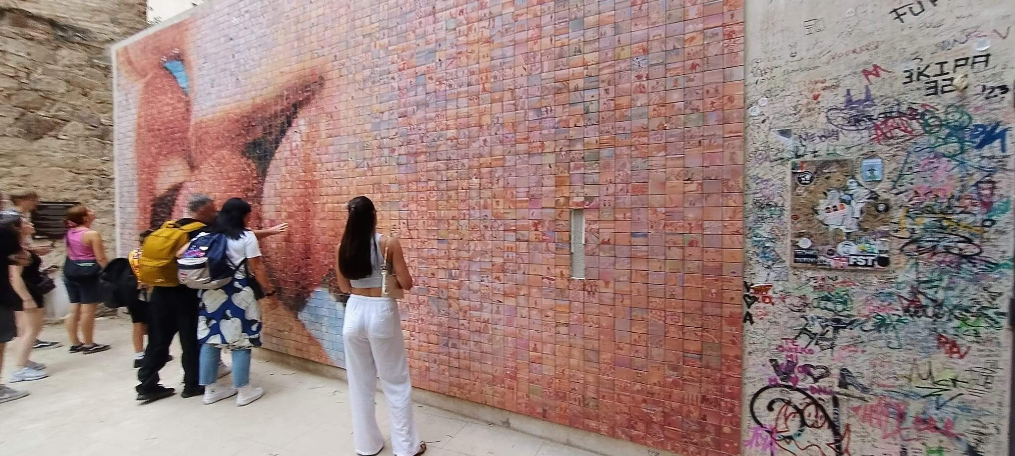 Possible vandalisme? Desapareixen sis fotografies de l’icònic mural 'El petó' de Barcelona