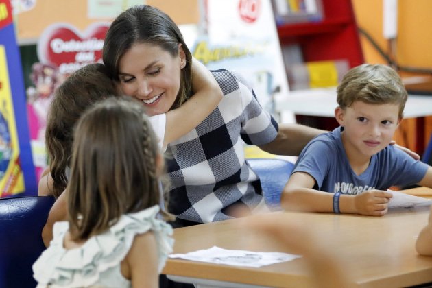 leticia abrazo niño efe