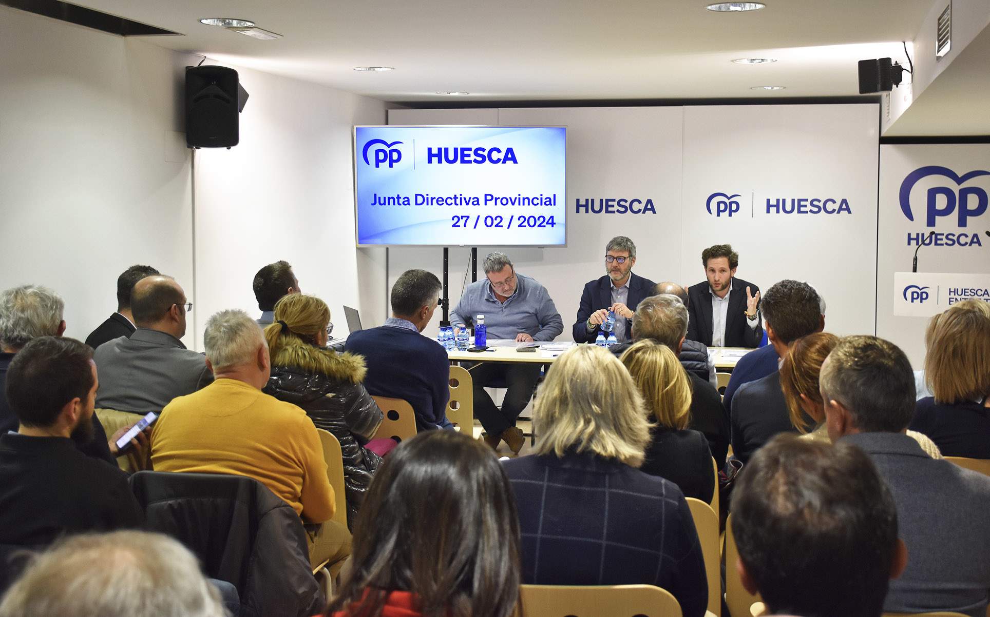 Vandalitzen la seu del PP a Osca amb pintura vermella, ous i dos pollastres