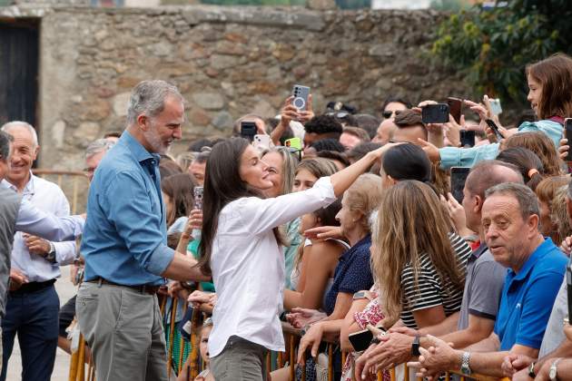 Felipe y Letizia interactuando con el pueblo / Gtres Felipe y Letizia interactuando con el pueblo / Gtres
