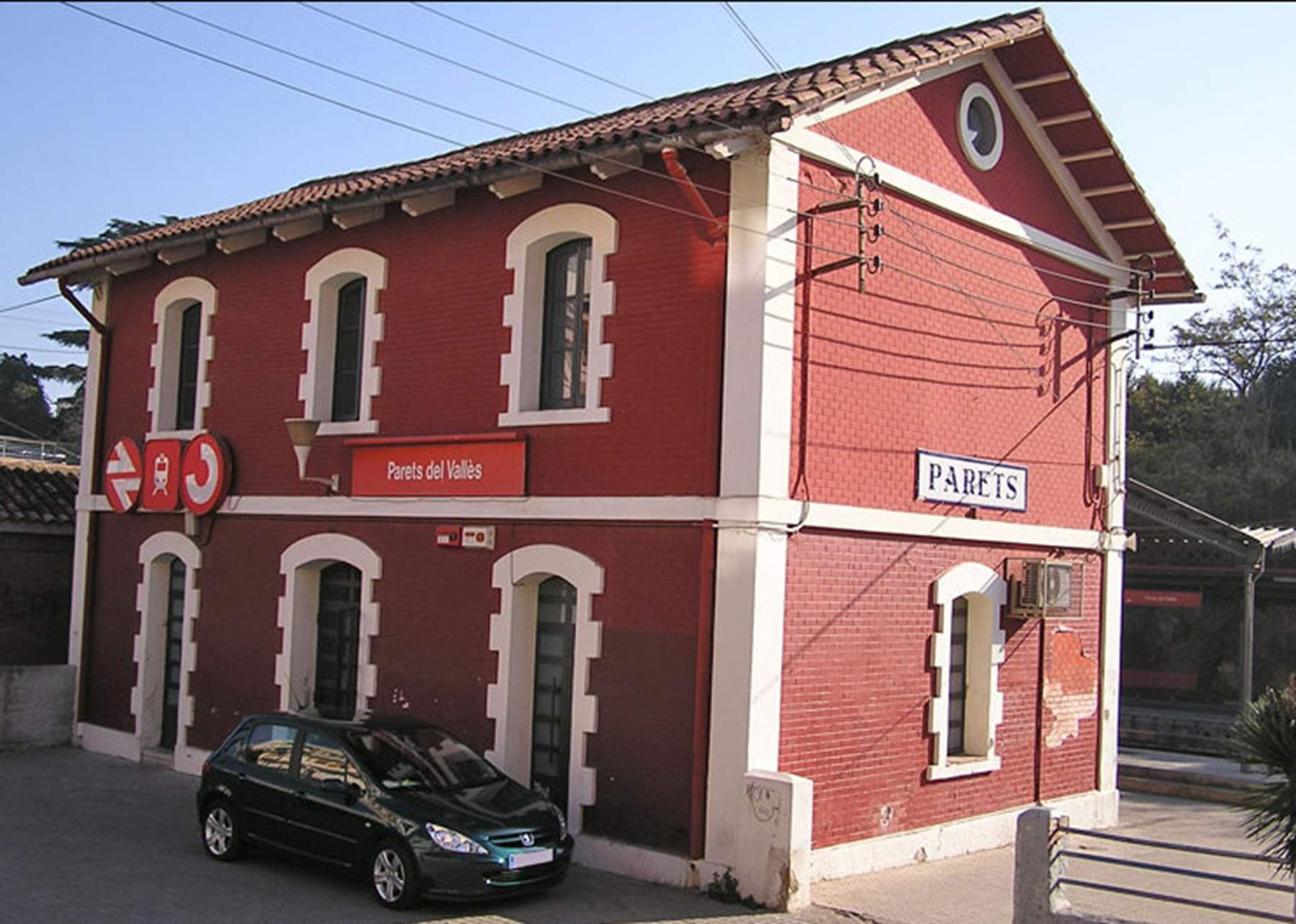 Adif derriba el histórico edificio de la estación de Parets con motivo de las obras de la R3