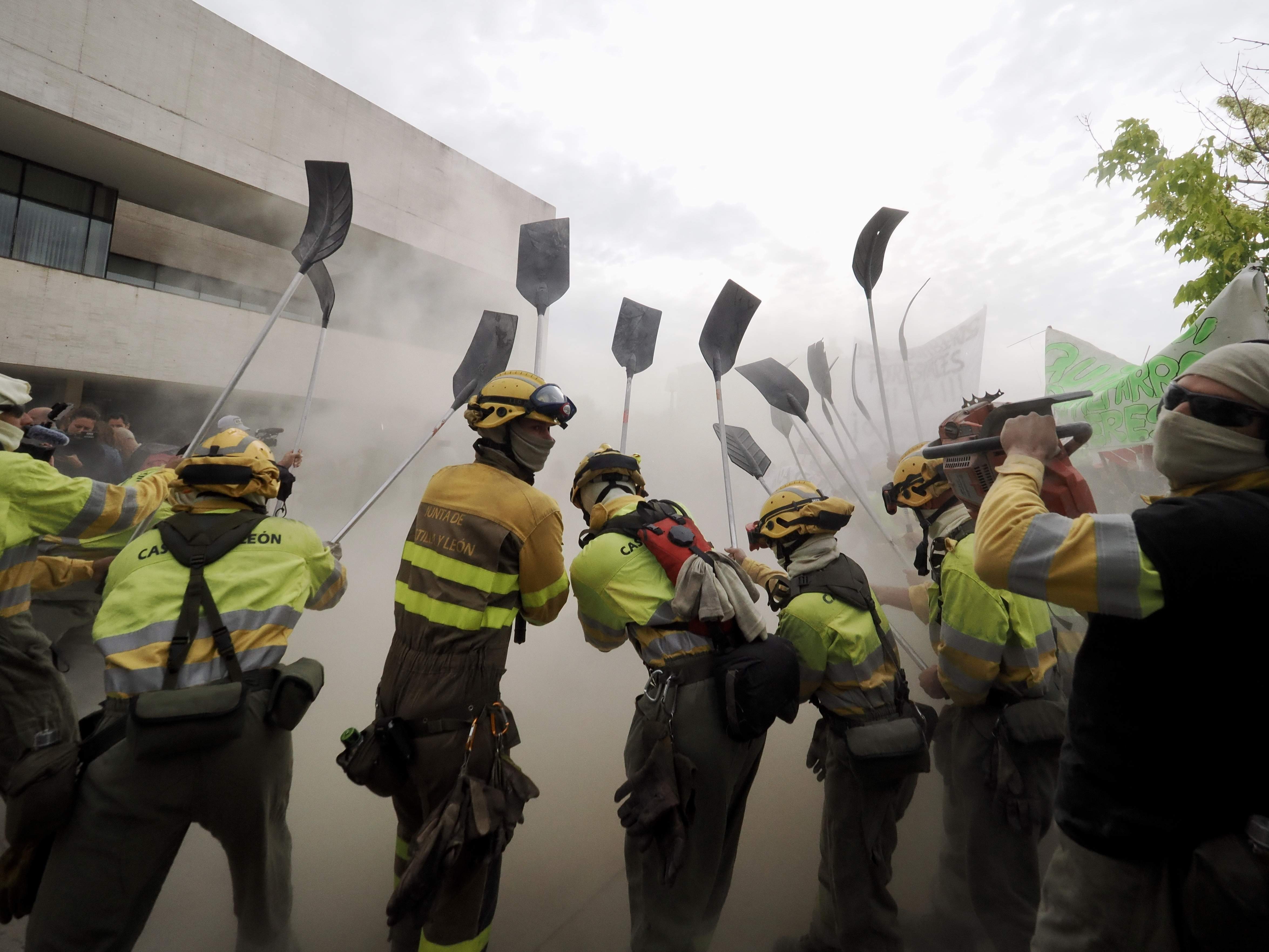 Protesta de bomberos forestales ante las Cortes de Castilla y León: reclaman la dimisión de Mañueco
