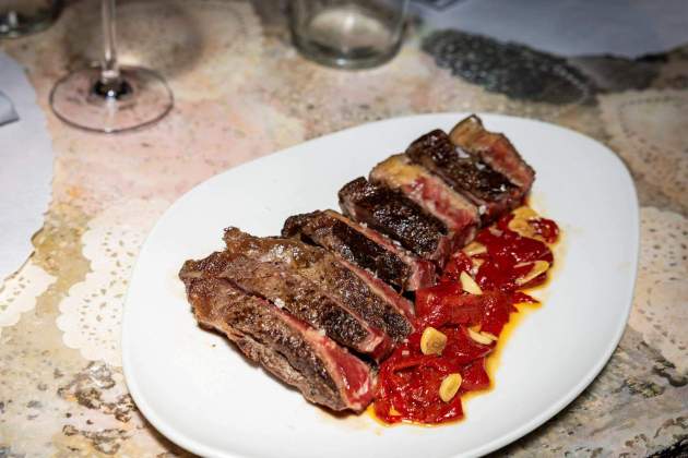 Txuleton con pimientos|huevos del piquillo Ada Parellada Foto Martí Torres