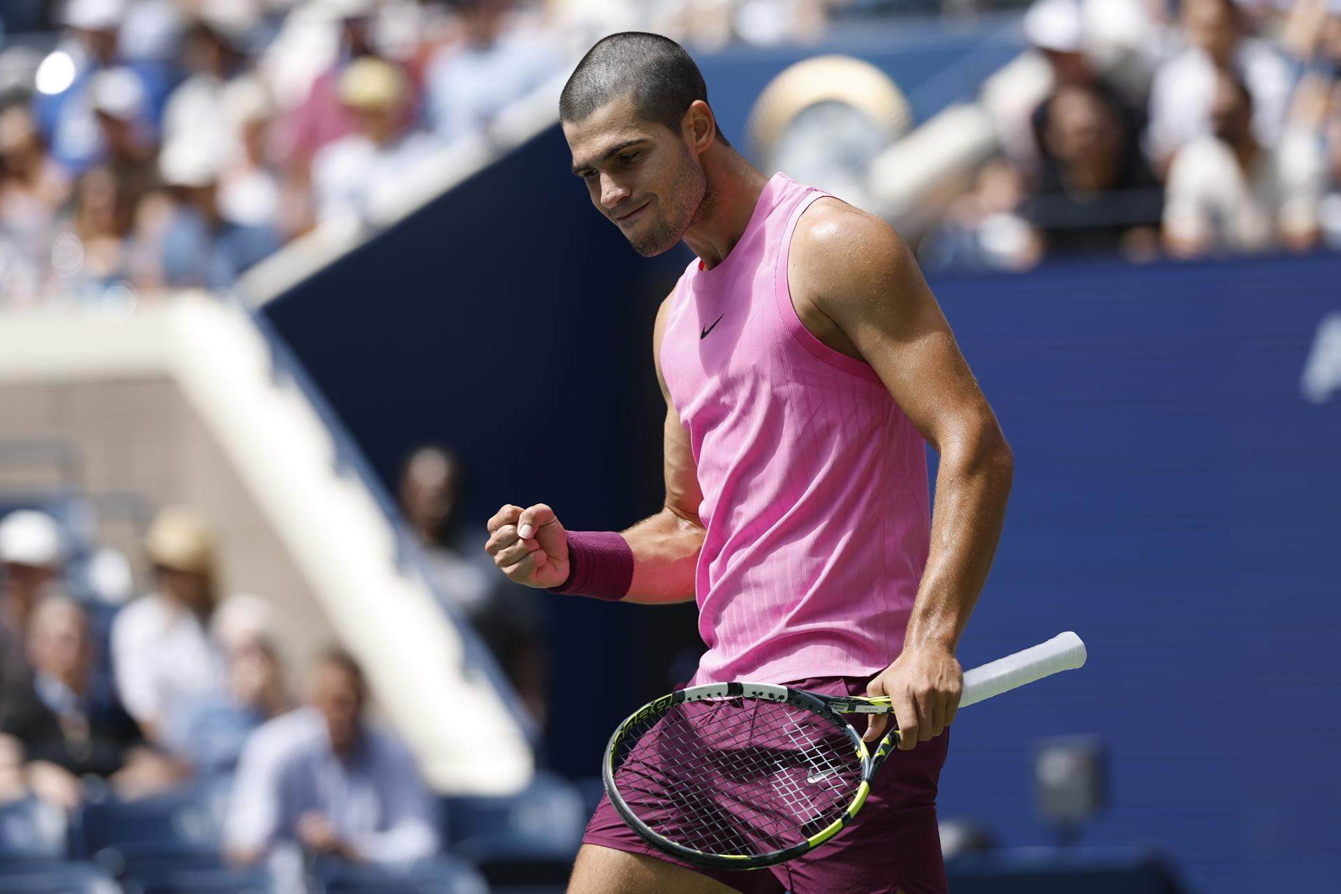 Carlos Alcaraz brilla a la tercera ronda de l’US Open contra Darderi malgrat un petit ensurt al genoll