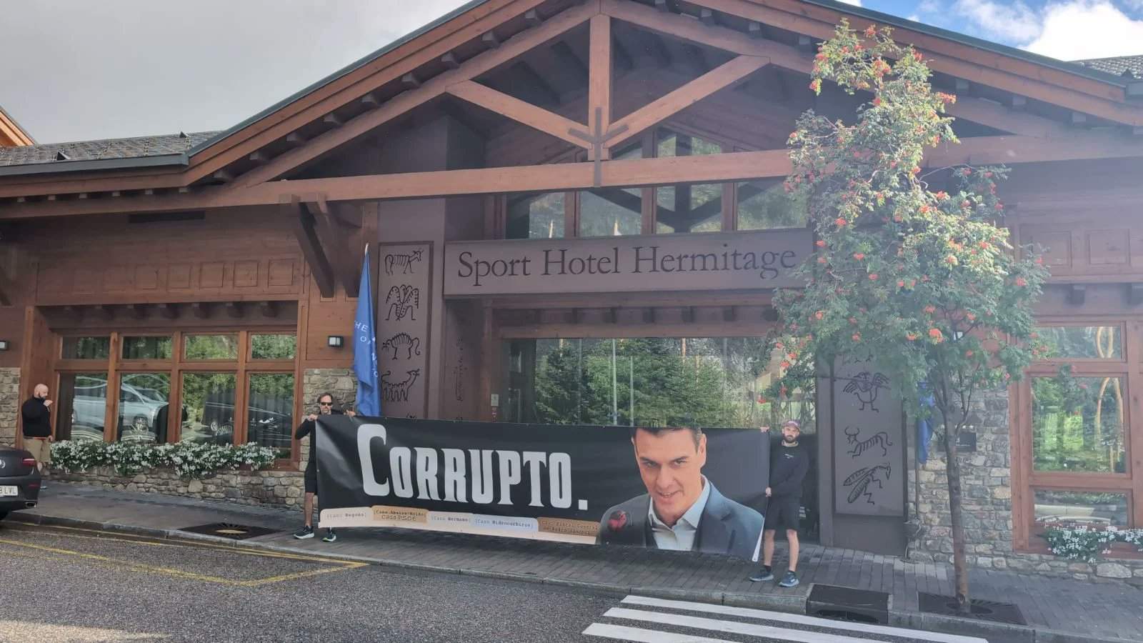 Hazte Oír col·loca una pancarta contra Pedro Sánchez a l’hotel d’Andorra on s’allotja: “Corrupte”