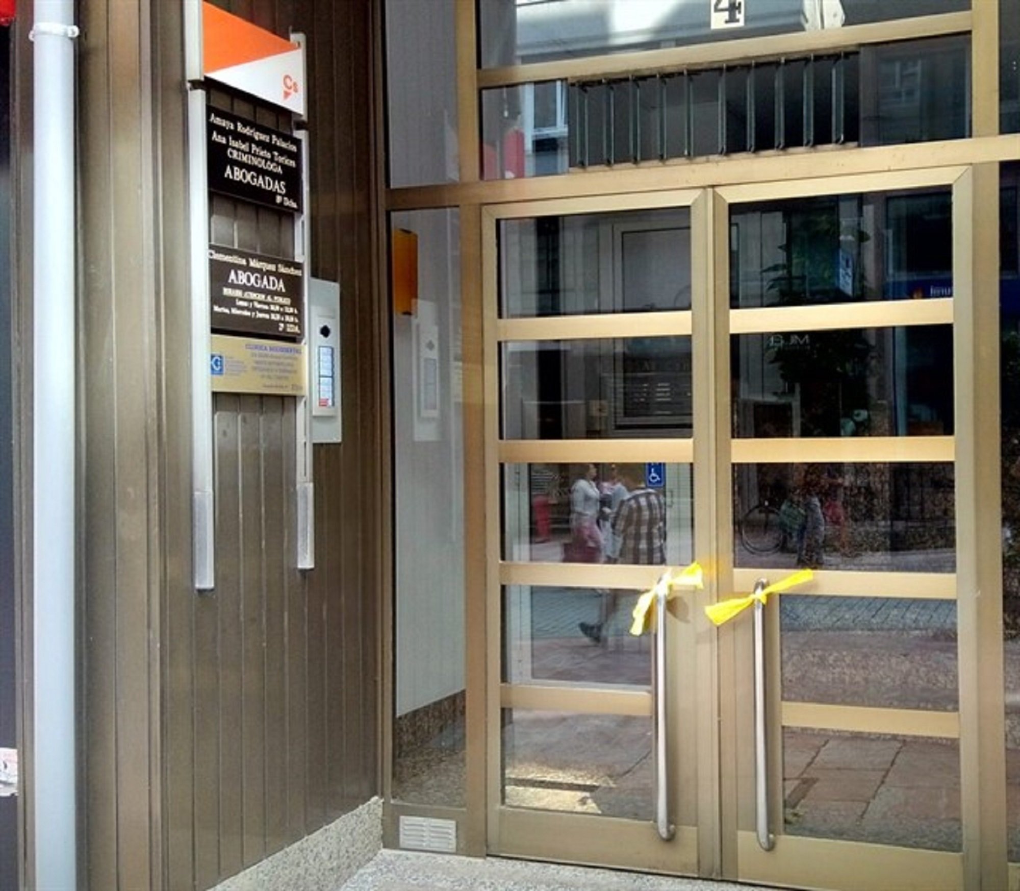 Col·loquen llaços grocs al local de Ciutadans a Astúries