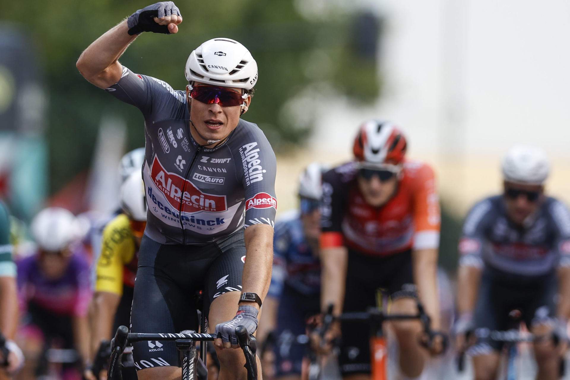 Philipsen se confirma como el rey del sprint en Zaragoza