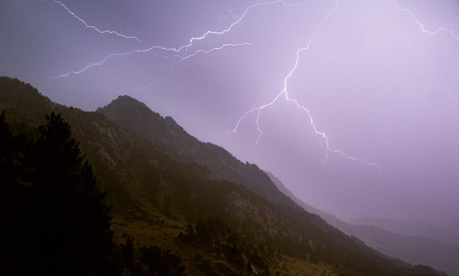 Nuevo cambio de tiempo en Catalunya: llega un frente frío que traerá tormentas violentas y lluvia al litoral