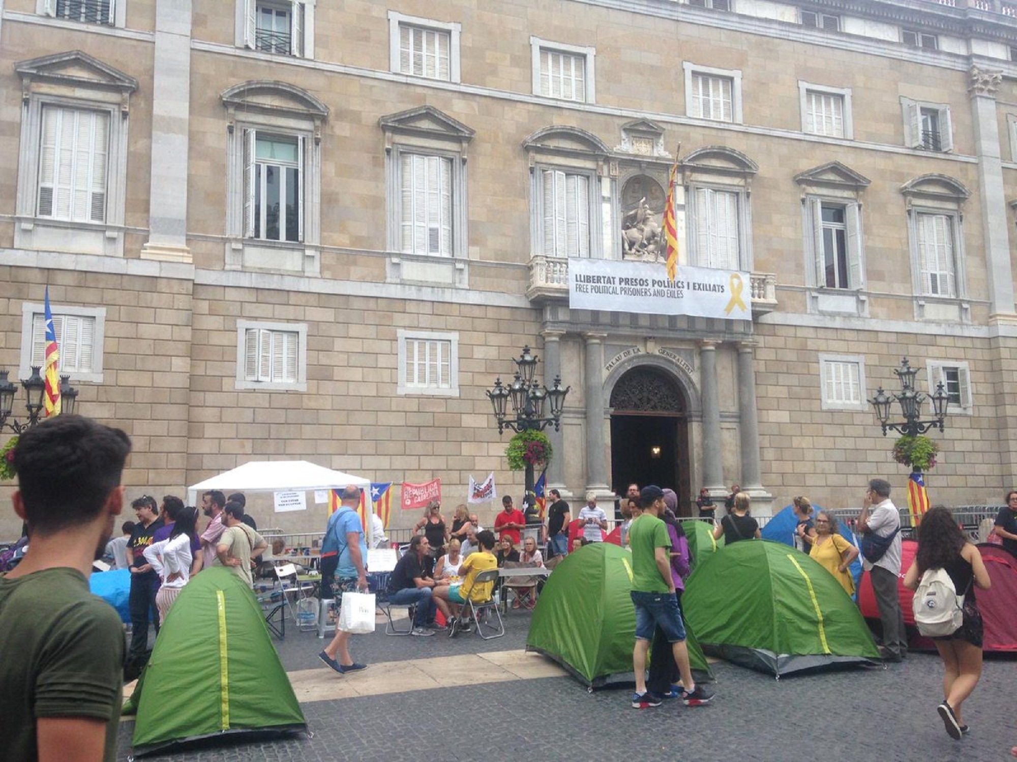 La conselleria d'Interior anuncia que no desallotjarà l'acampada de Sant Jaume