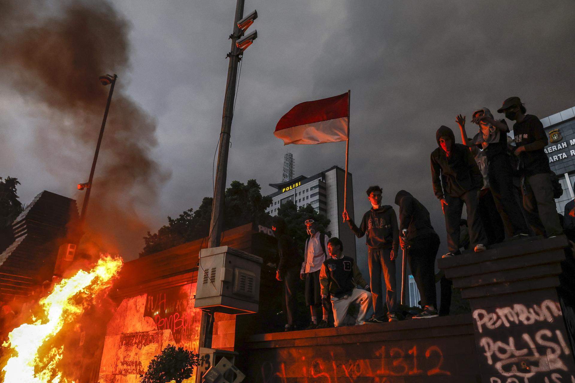 Violencia policial y graves disturbios: ¿Qué está pasando con las manifestaciones en Indonesia?