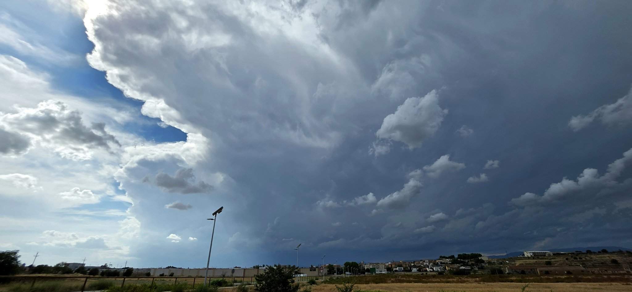 Catalunya en alerta por aguaceros peligrosos con tormentas locales y tiempo violento en la costa