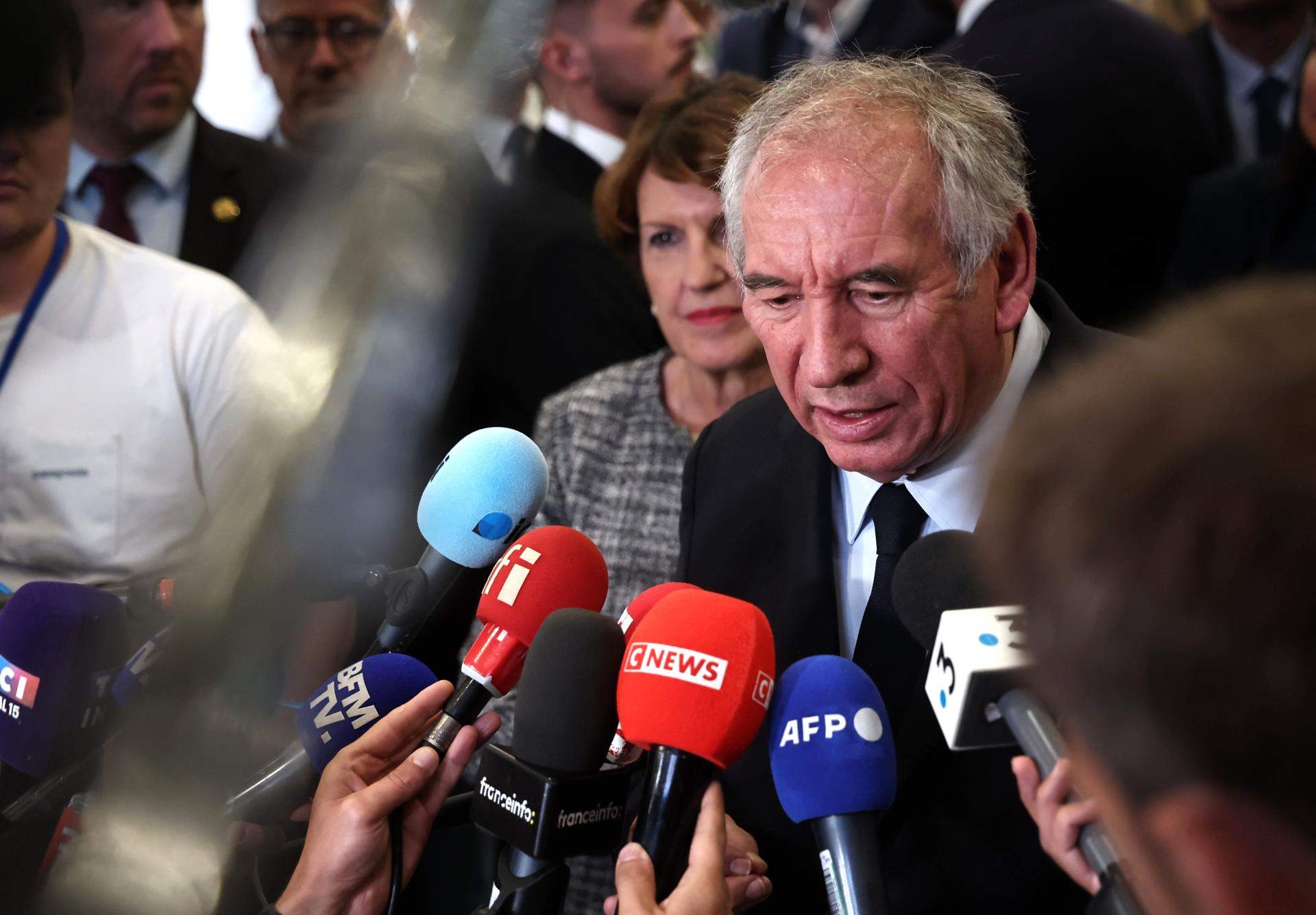 Bayrou cierra la puerta a las propuestas de la oposición y se asoma a la derrota en la moción de confianza
