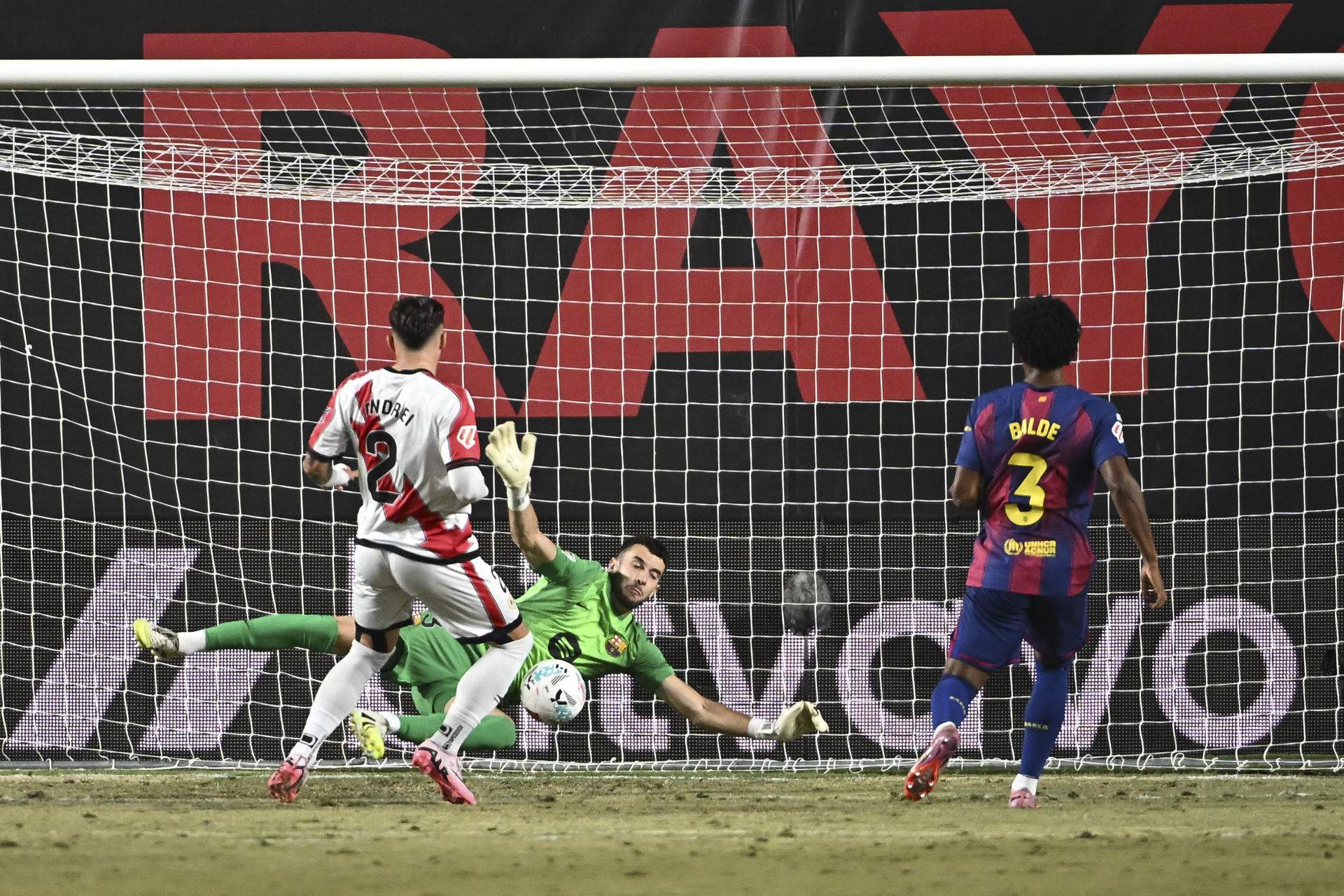 Un brutal Joan Garcia se luce contra el Rayo Vallecano para salvar un punto para el Barça (1-1)
