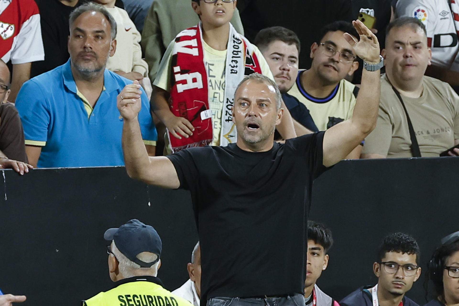 A Flick no li van agradar les cares llargues de més d'un jugador a Vallecas