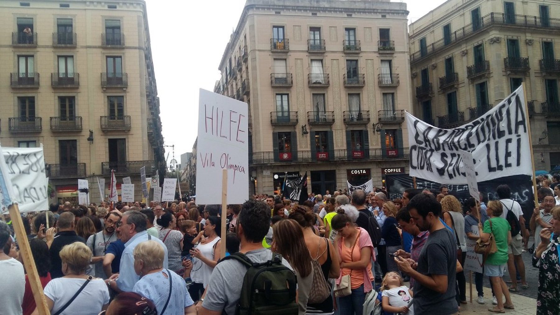 Un 'tsunami veïnal' es manifesta contra la gestió de Colau