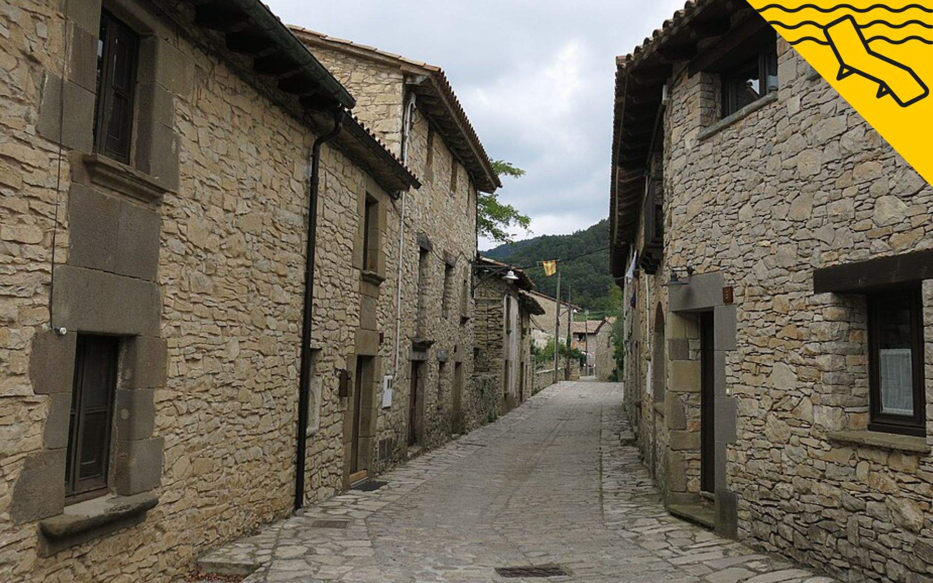 L'espectacular poble medieval a Catalunya que recomana National Geographic: té una cascada única