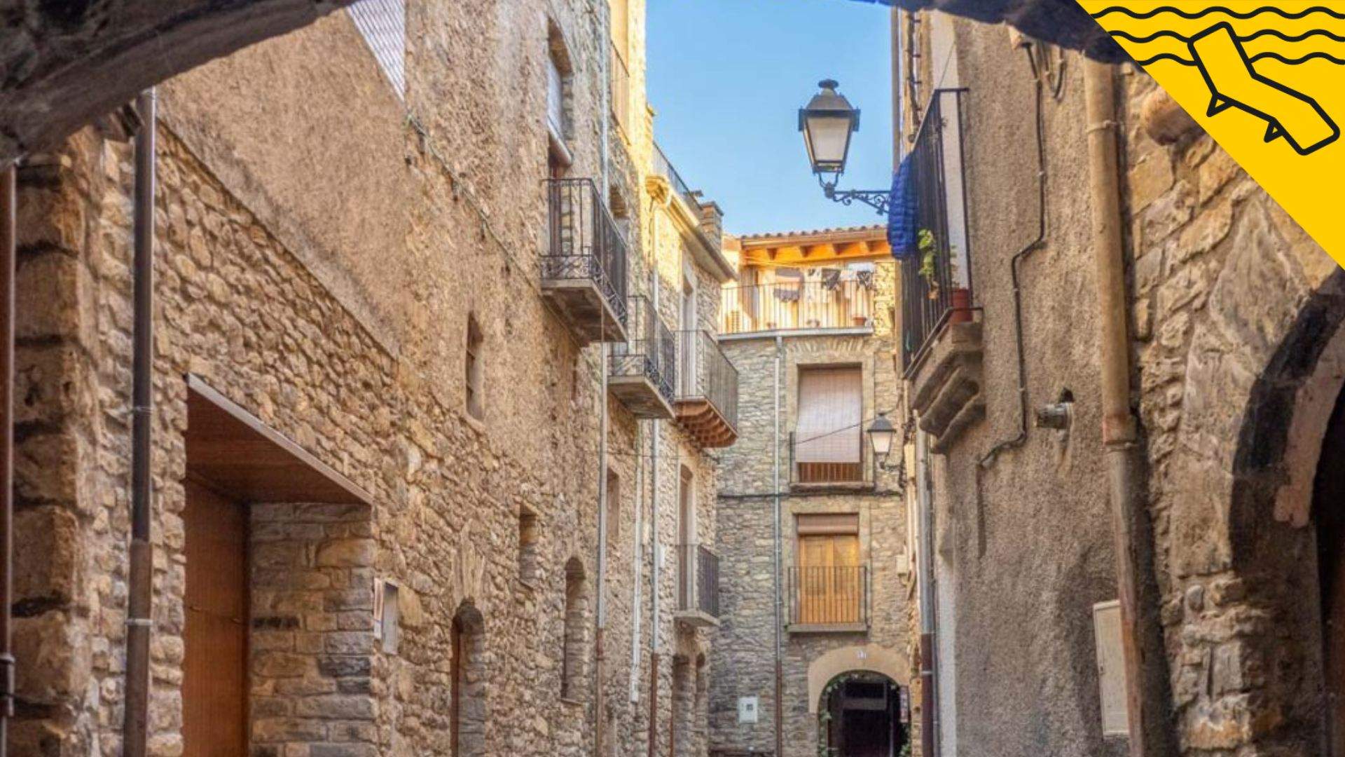 El poble català que conserva el seu aspecte medieval intacte: hi pots arribar en transport públic