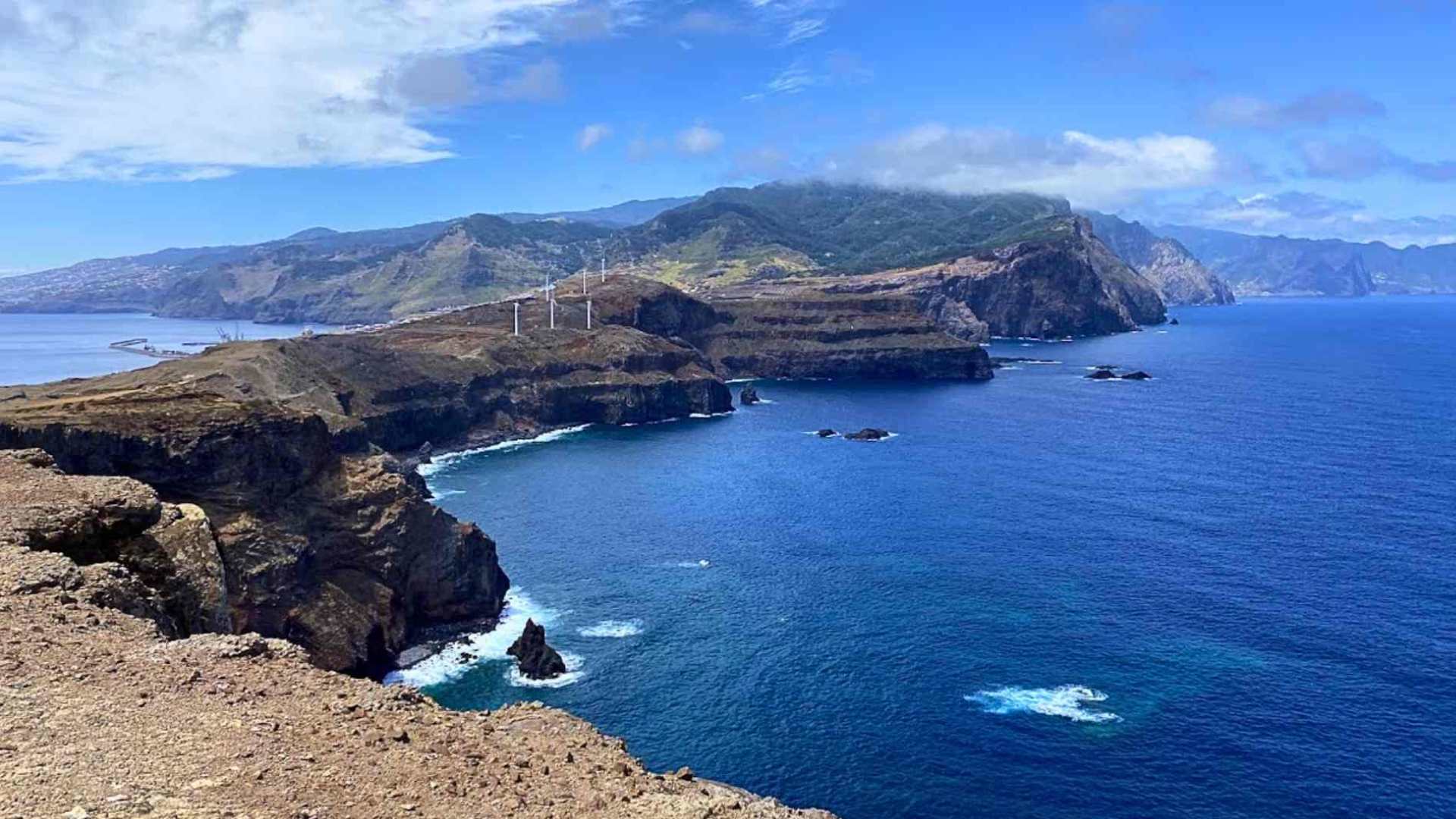 Descubre el Hawái de Europa: ¡paisajes increíbles y pueblos con encanto a un paso de la península!