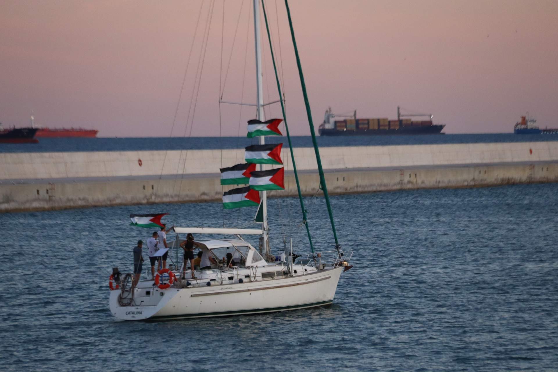 Cinco barcos de la Flotilla que salió hacia Gaza vuelven a Barcelona por razones de seguridad