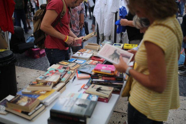 ELNACIONAL llibres acampada sant jaume Carles Palacio