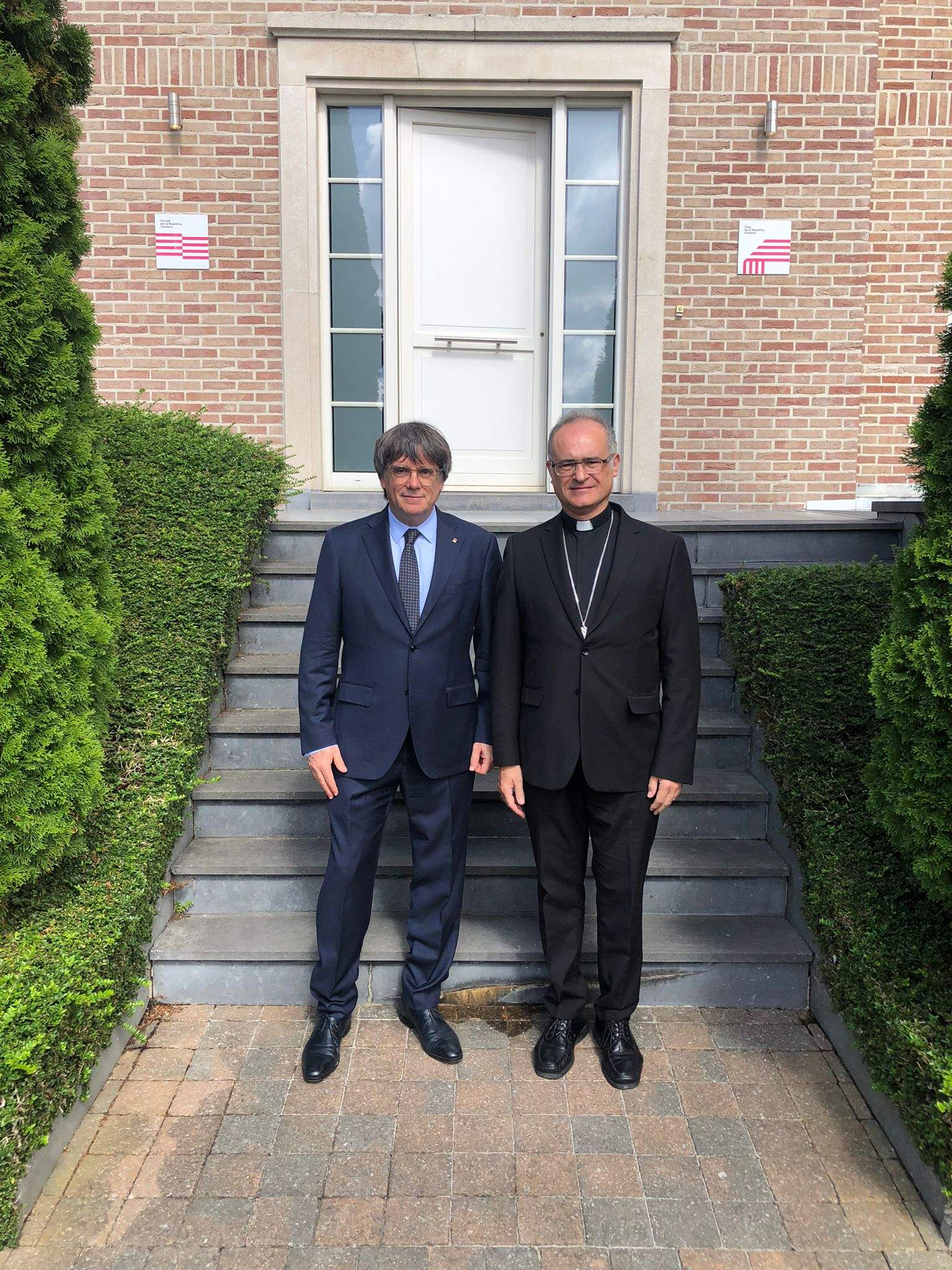 Puigdemont recibe al abad de Montserrat en Waterloo y destaca el papel de la abadía: "referente de Catalunya"