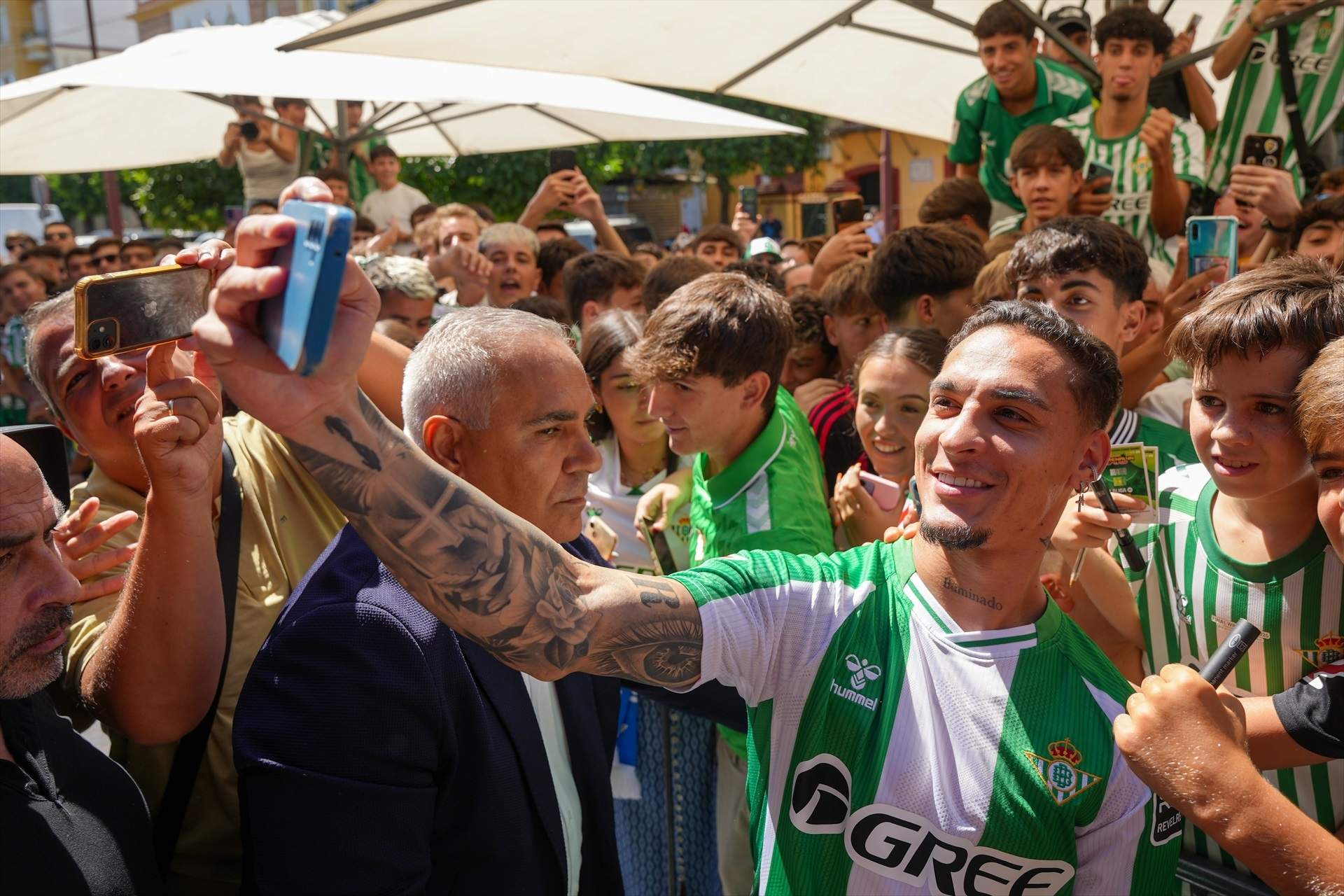 Antony desata la locura en el Betis: así reaccionan los aficionados a su llegada