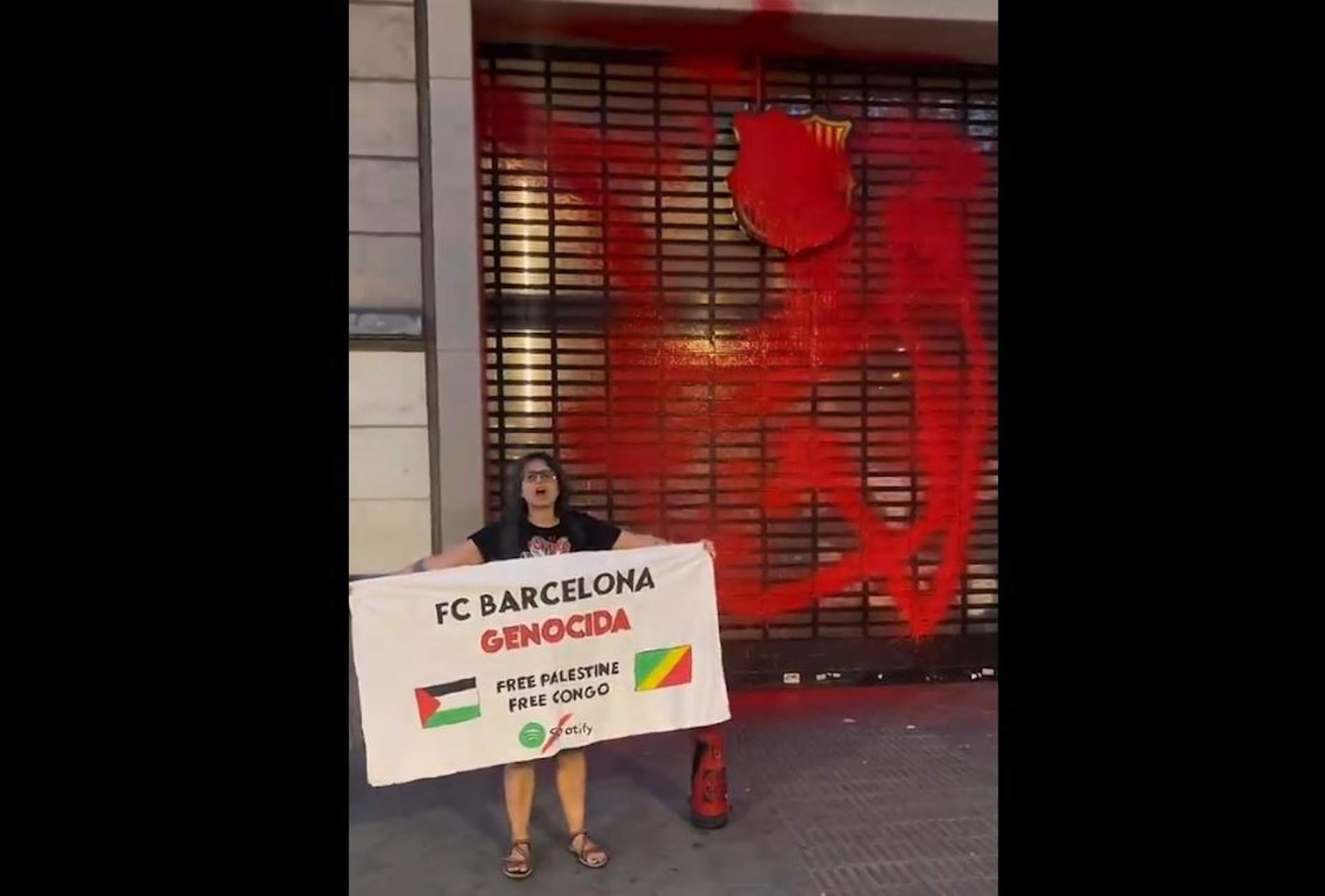 Les activistes que van atacar la Sagrada Família vandalitzen ara la botiga del Barça
