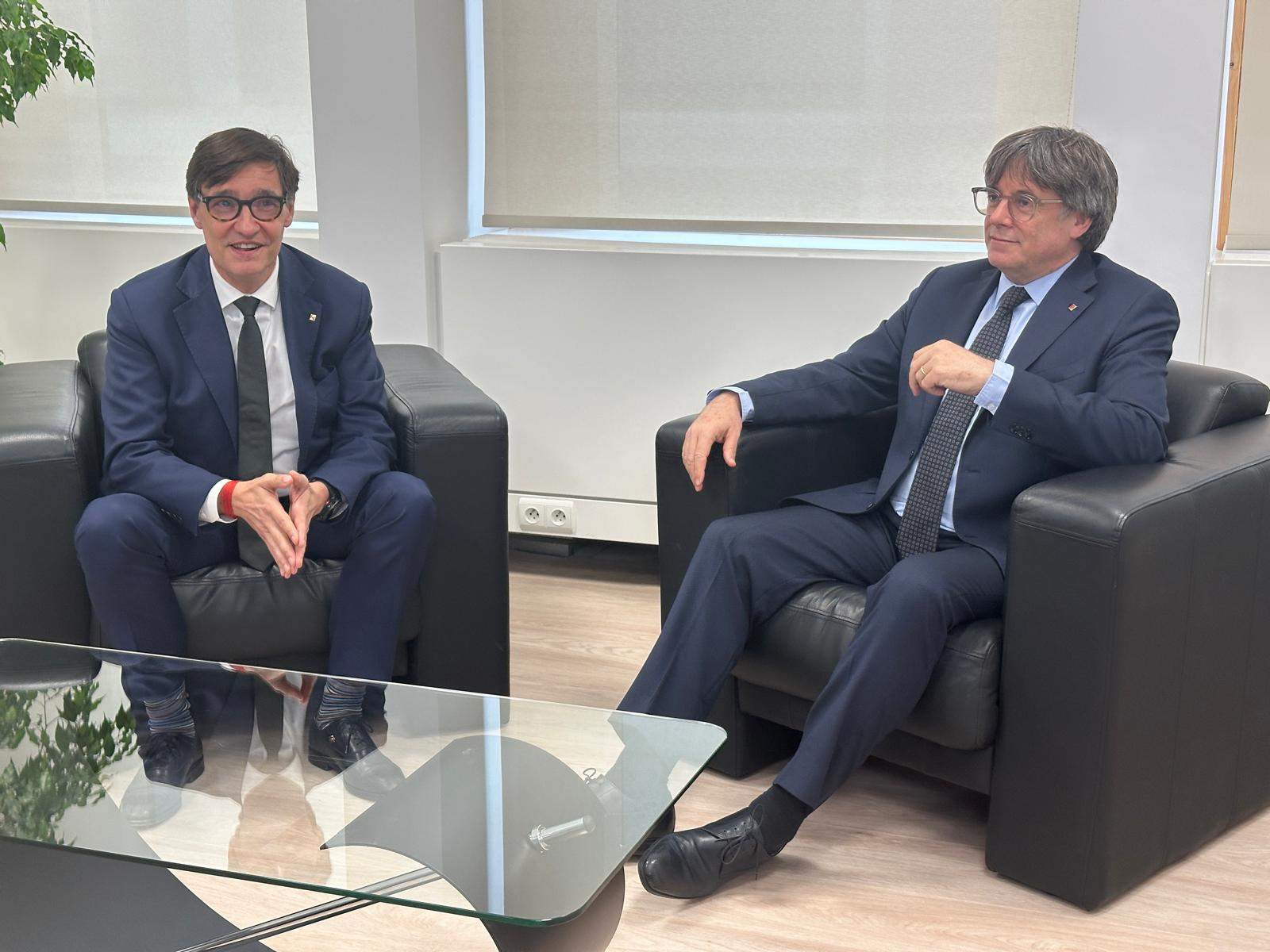 La imagen con que Illa reconoce a Puigdemont en Bruselas como president en el exilio tras un año evitándolo