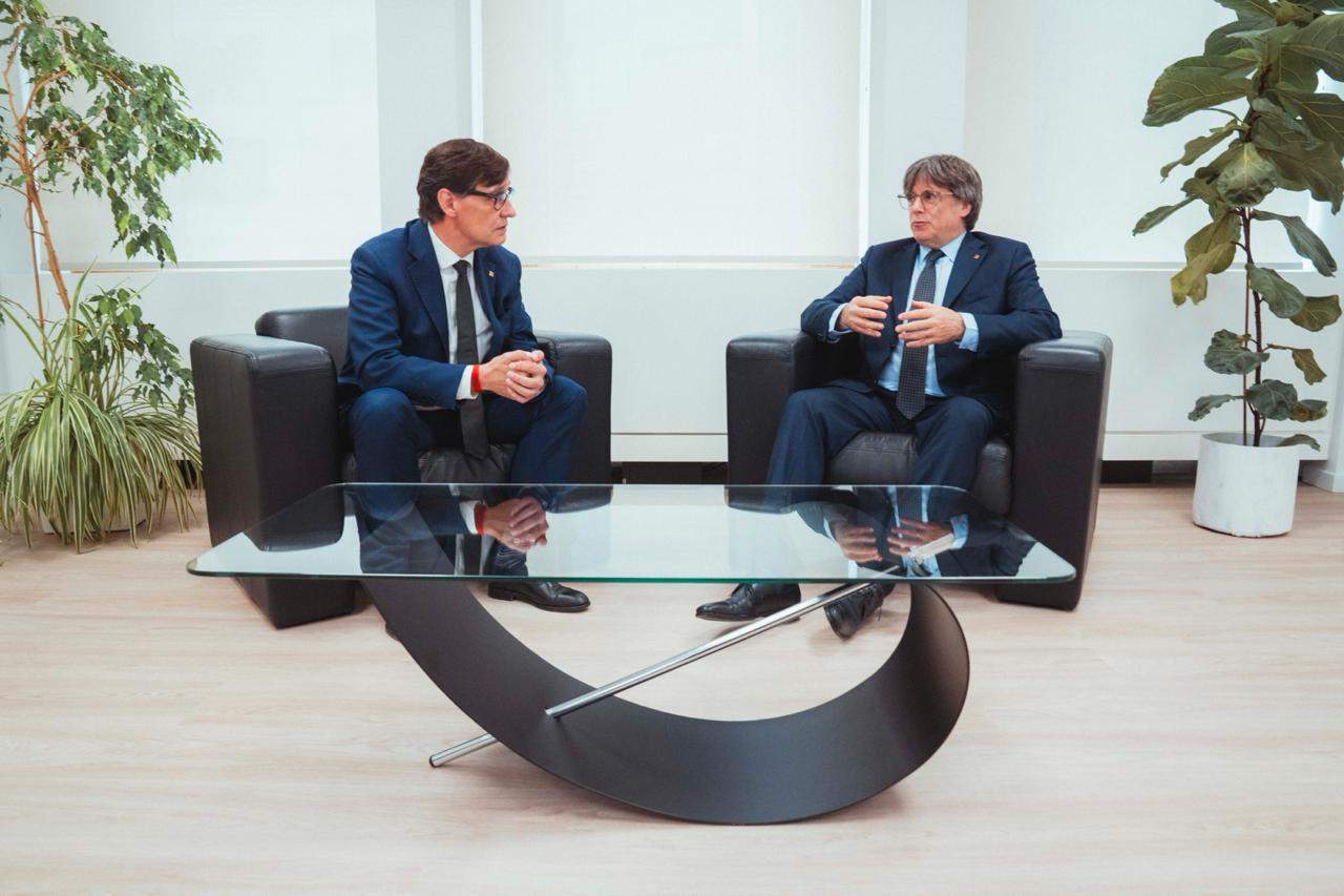Creus que la reunió Illa-Puigdemont normalitza la política catalana?