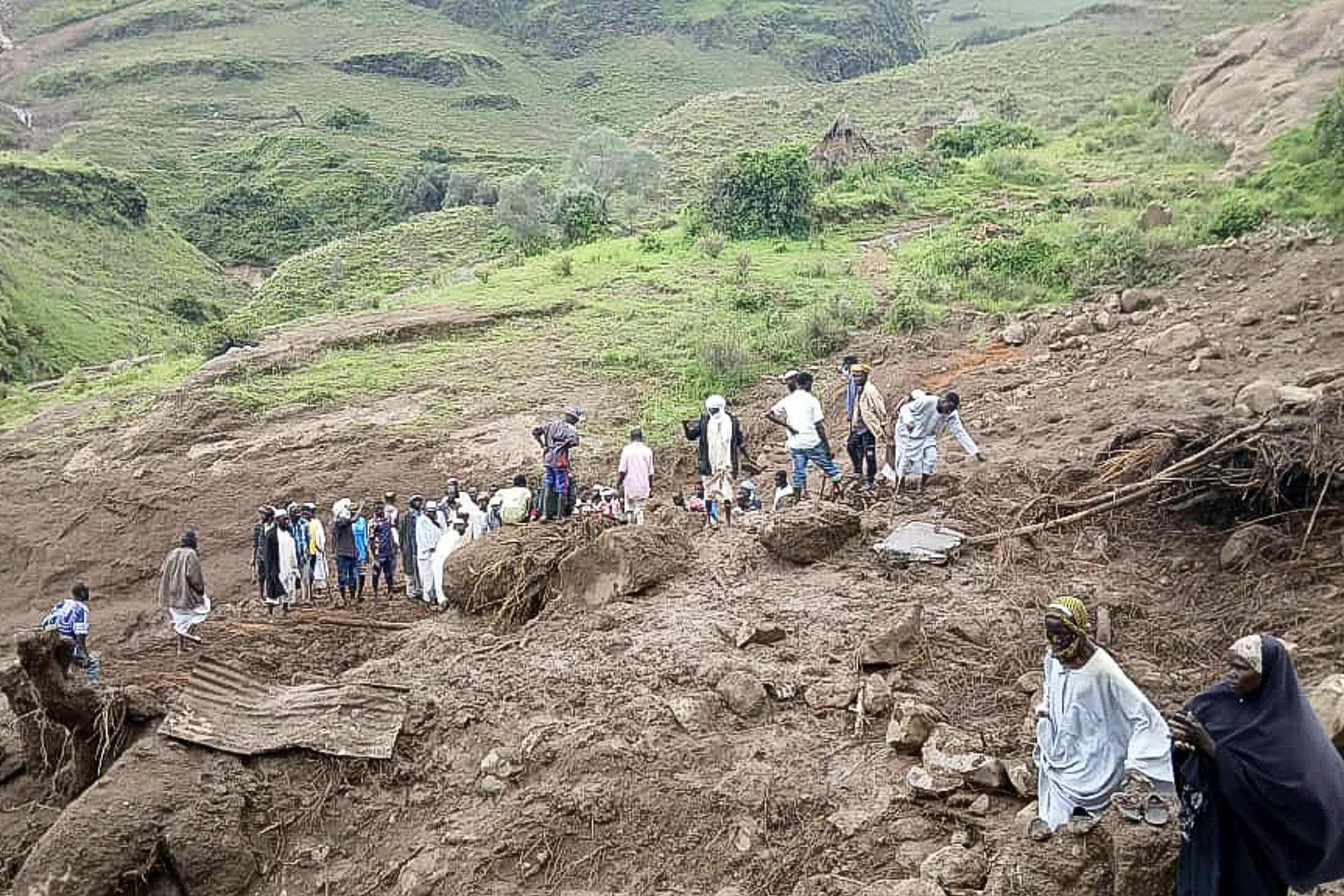 Un desprendimiento arrasa un pueblo de Sudán y deja a mil personas sepultadas
