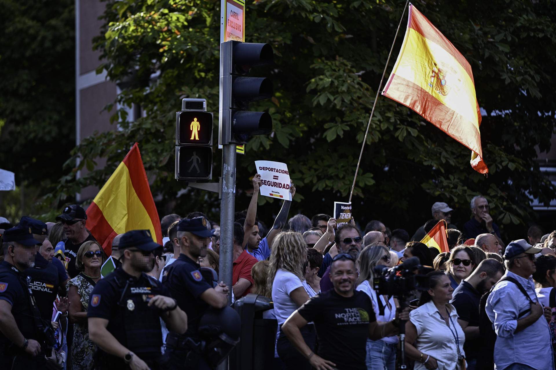 Desenes de persones protesten a Madrid per la violació d'una menor, tot i la prohibició del govern espanyol