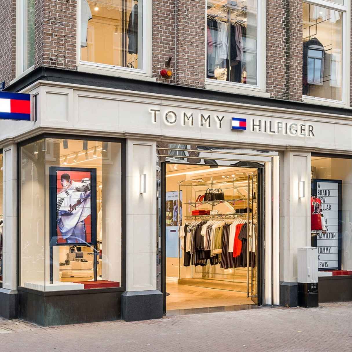 Así es la camiseta de Tommy Hilfiger que marca la diferencia esta temporada en un outfit masculino