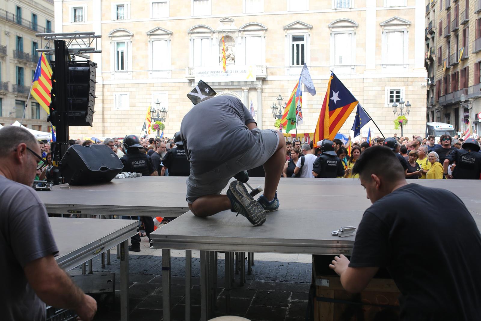 Desmontan el escenario de la manifestación en contra de la escuela catalana