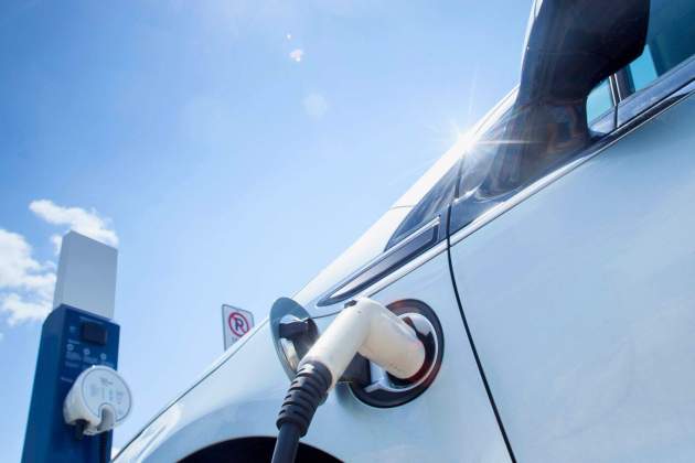 Coche eléctrico recargando su batería