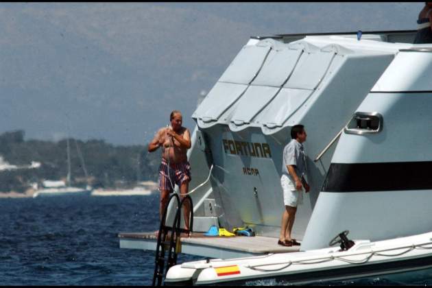 Juan Carlos duchándose en el Fortuna 