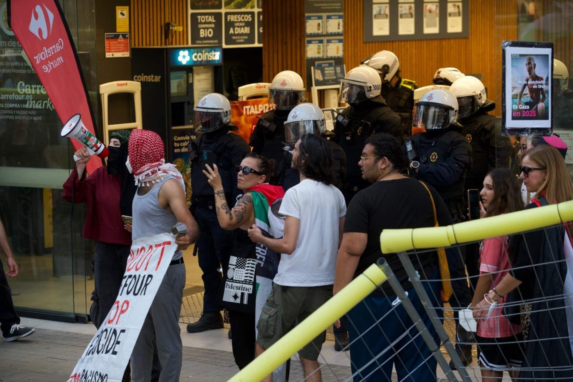 Antiavalots de la policia per protegir un supermercat de Barcelona encerclat per activistes contra Israel