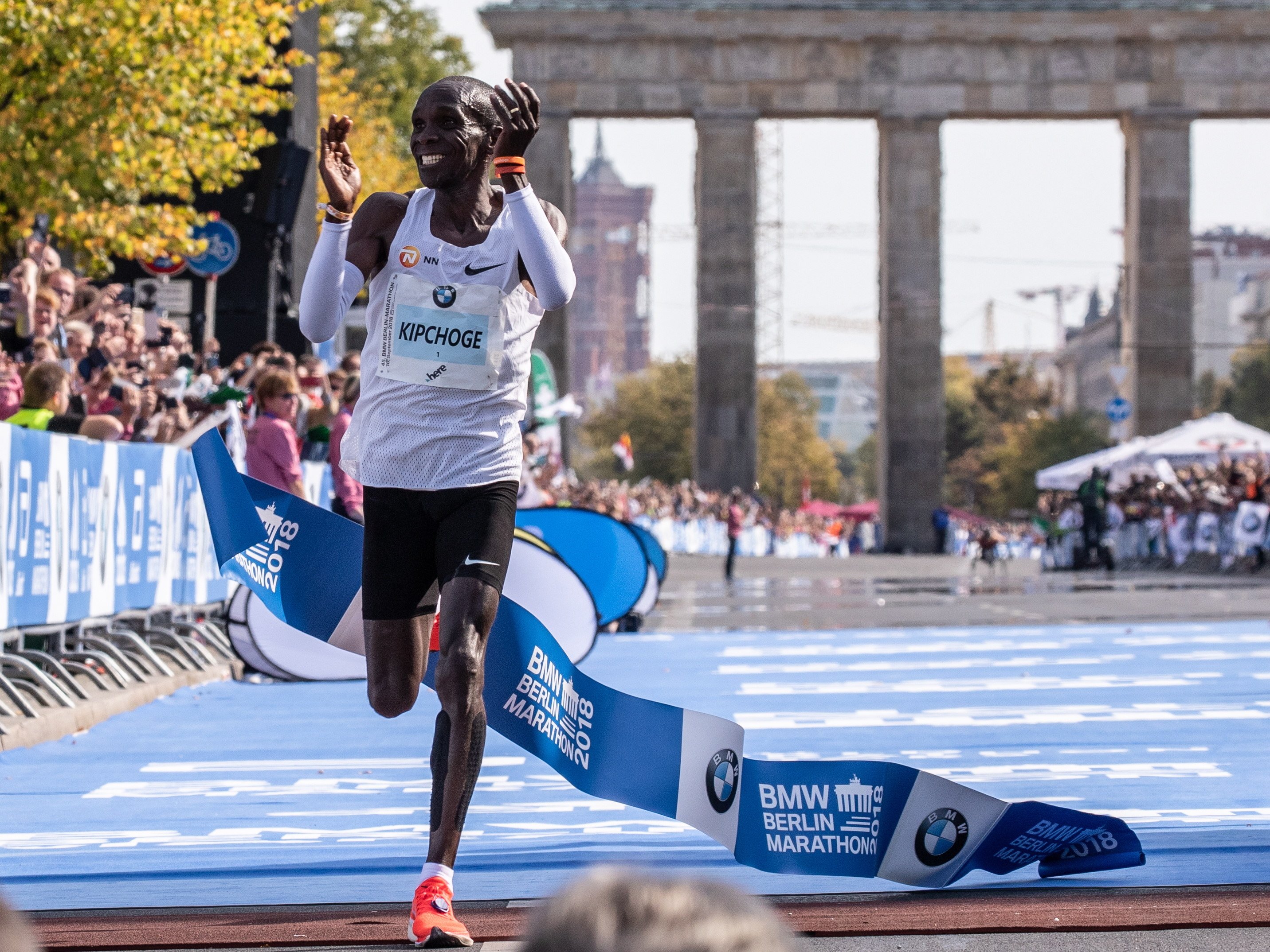 Kipchoge rompe en Berlín el récord mundial del maratón