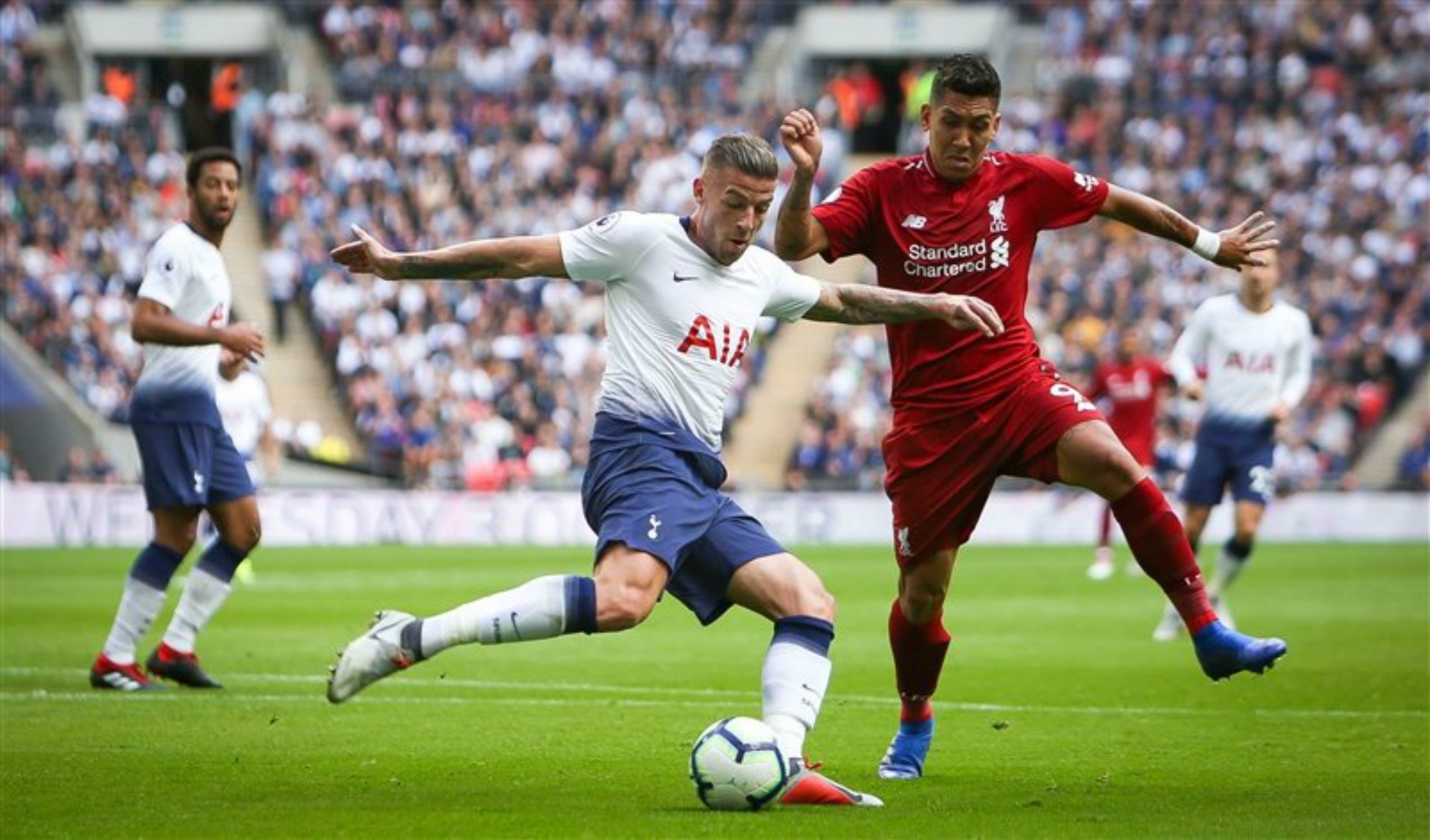 Per què un futbolista del Tottenham va jugar contra el Liverpool sense l'escut?