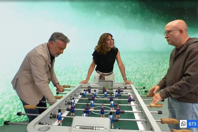 Xavi Valls i Sergi Mas, jugando en el futbolín ante|delante de Helena Garcia Melero TV3 Xavi Valls i Sergi Mas, jugando en el futbolín ante|delante de Helena Garcia Melero TV3