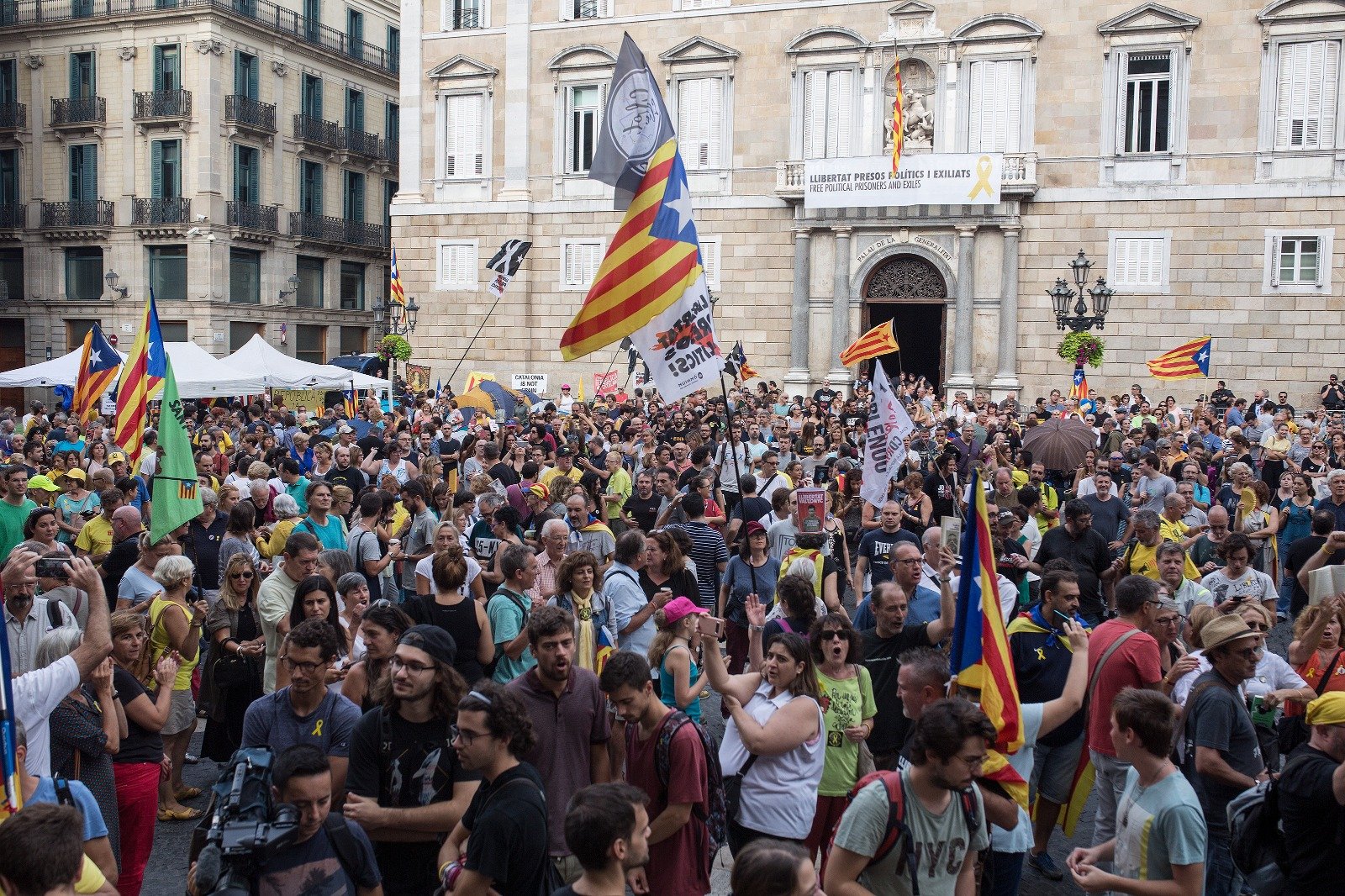 L'Acampada per la Llibertat bloqueja la manifestació espanyolista