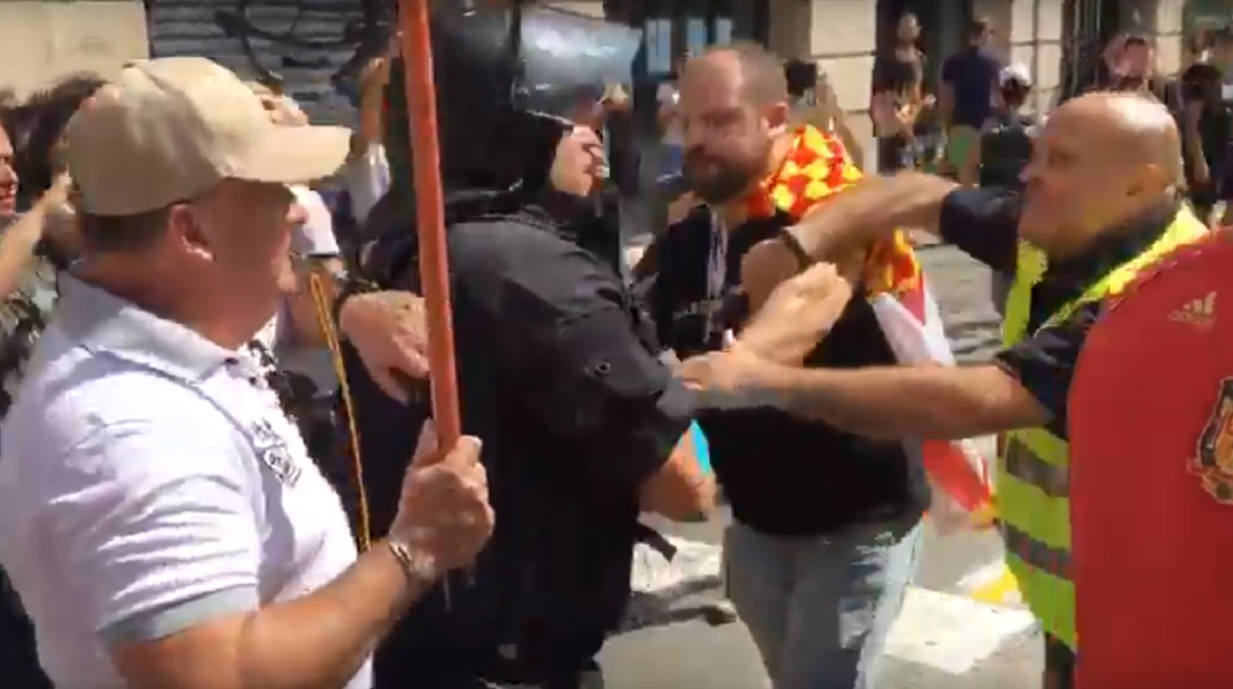 Video: Unionist steps up for a fight with Catalan police