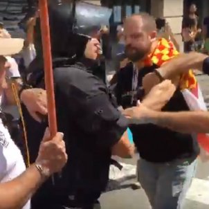 Video: Unionist steps up for a fight with Catalan police