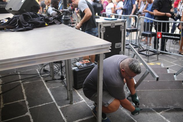 el nacional operari desmunta escenari plaça sant jaume carles palacio