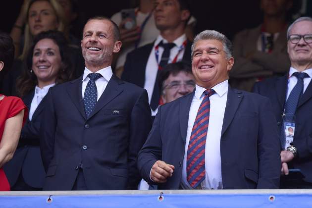 Laporta sonriente con Ceferin en la lonja|palco / Foto: Europa Press Laporta sonriente con Ceferin en la lonja|palco / Foto: Europa Press