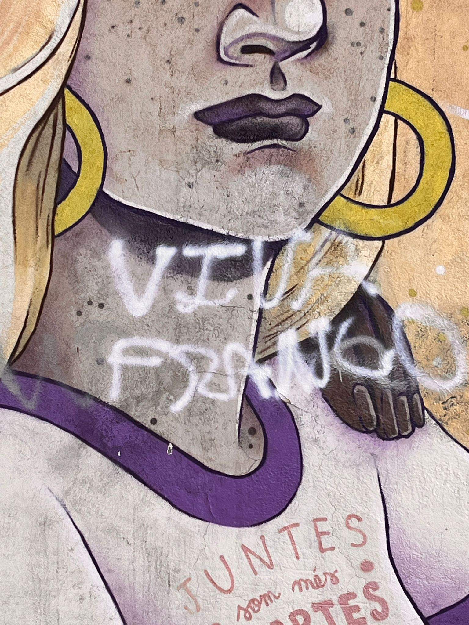 "Viva Franco" y "Viva Hitler": indignación por el ataque vandálico a un mural feminista de Ripollet