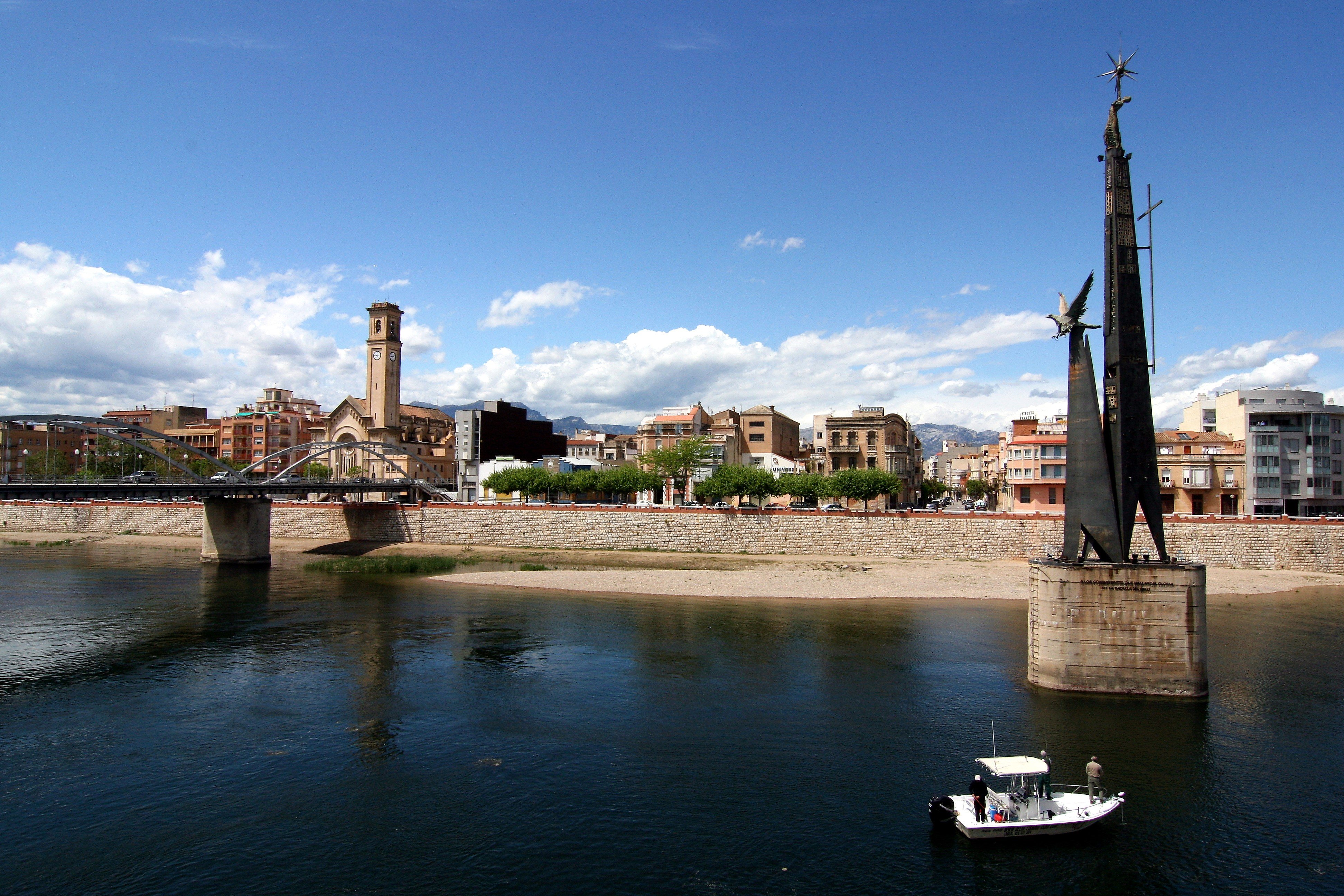 Els falangistes es manifesten a Tortosa en defensa del monument franquista