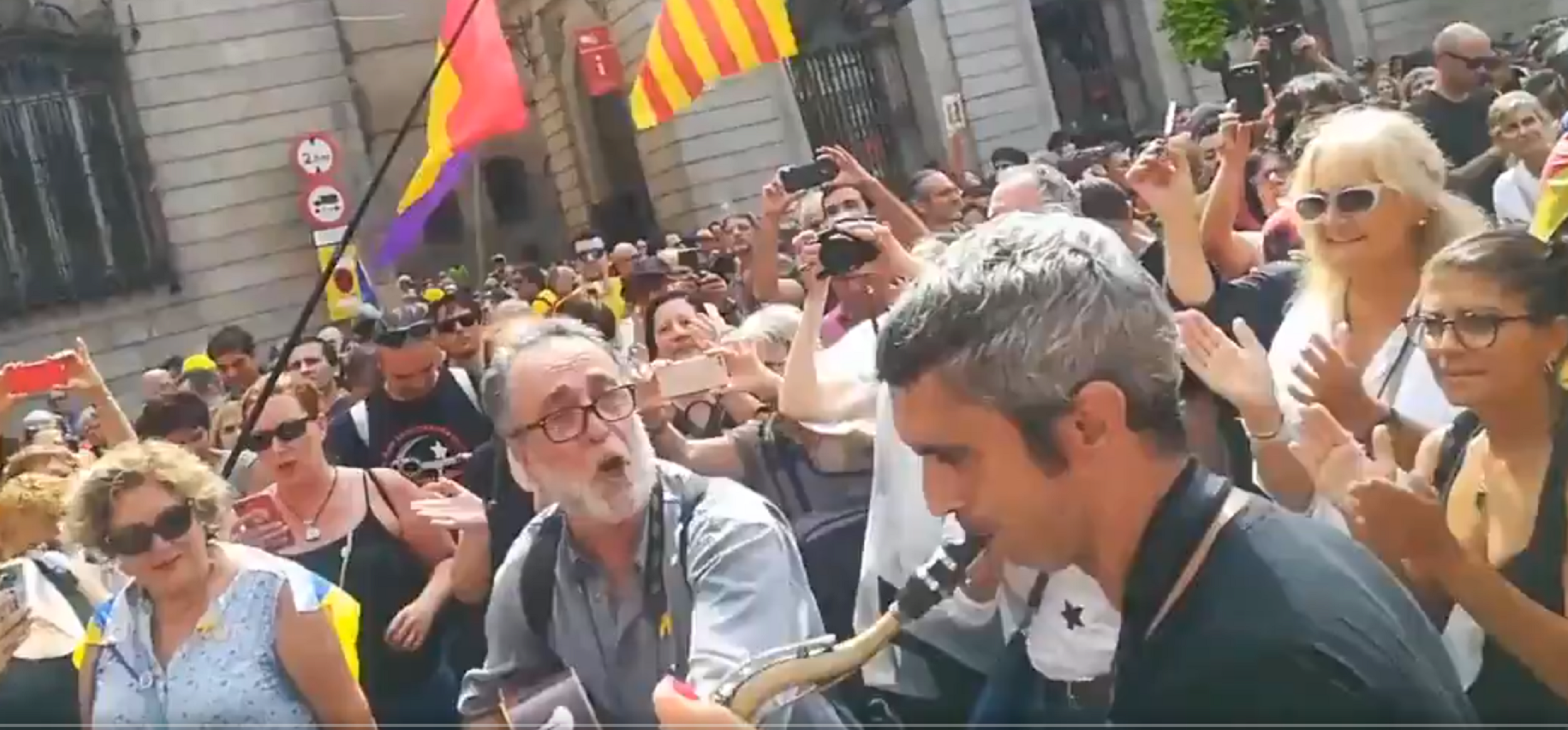 El 'Bella, ciao' de Roger Español en la plaza de Sant Jaume