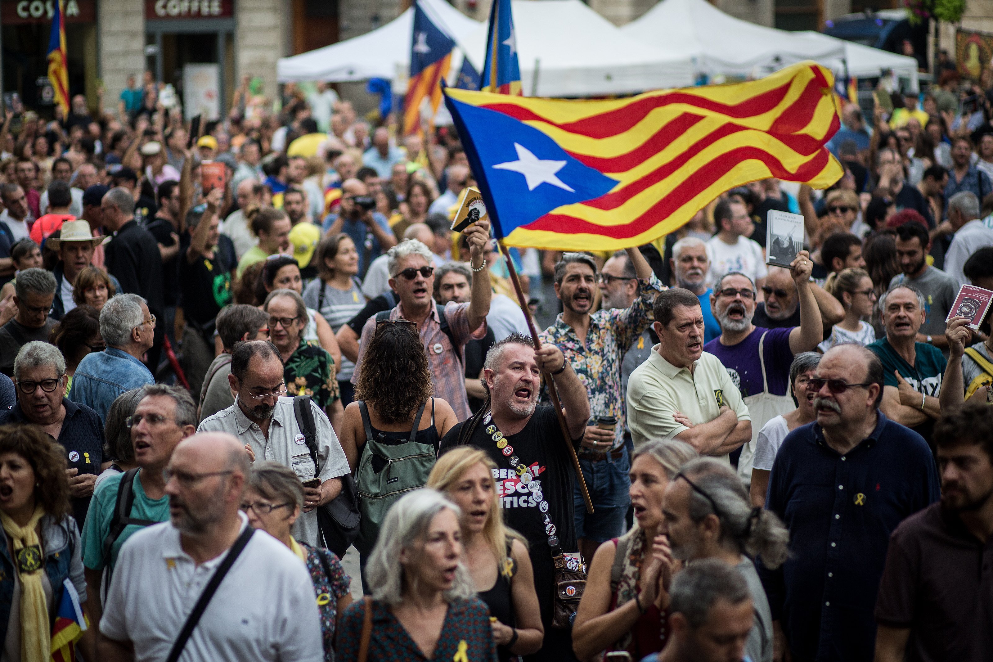 Acusen l'Ajuntament de Barcelona d'emparar "un escarni als drets lingüístics"