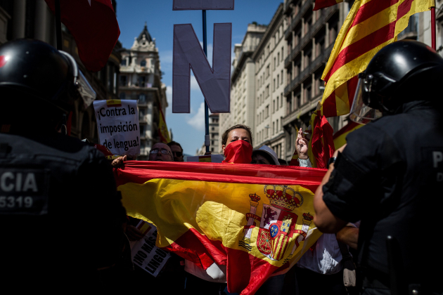 manifestacio espanyolista unionista bandera espanyola via laietana (bona qualitat) - Carles Palacio